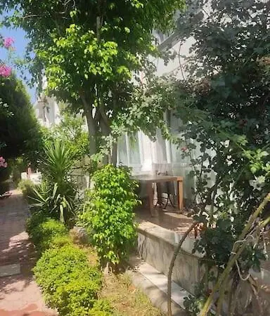 Kundu'da Havuzlu Bahceli